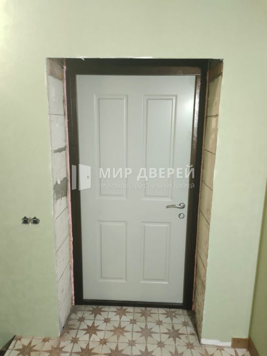 Дверь с белой фрезерованной панелью - фото